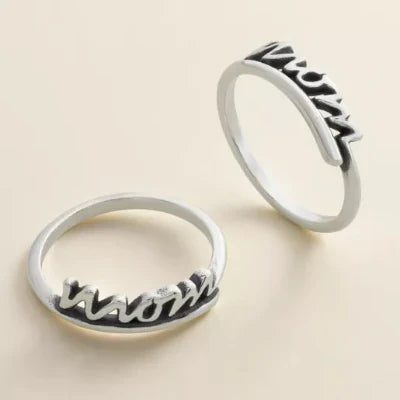 "Mom" Script Ring